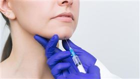 網路流傳下巴打玻尿酸會把「骨頭吃掉」。(示意圖)