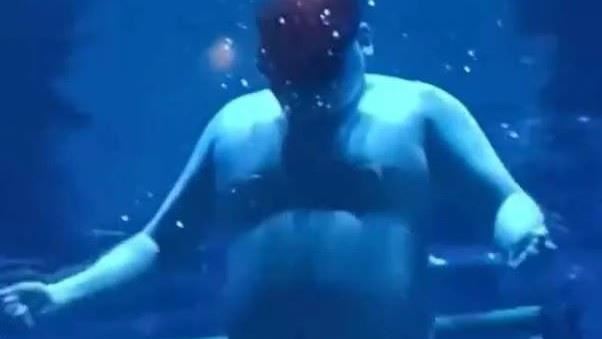 115KG男扮「胖人魚」表演...竟是潛水教練