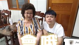 蔡阿嘎、嘎嬤。（圖／翻攝自蔡阿嘎YouTube）