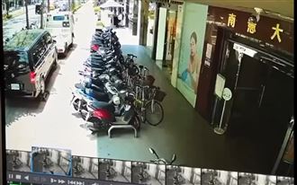 拖吊車拖走運大體賓士禮車！網酸多缺業績