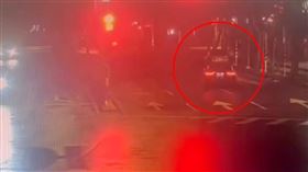 肇事車輛因不明原因不斷往右飄，當場撞進路邊車後方。（圖／翻攝畫面）