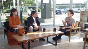 瓦基（右）放棄台積電數百萬年薪當說書人。（圖／《NOW生活攻略》 提供）