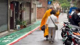 家屬一早前往現場進行招魂。（圖／翻攝畫面）