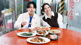 巫建和(左)帶著劉品言到基隆外木山大啖美食。（圖／鏡電視提供）