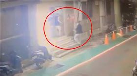 黃男生前與哥哥互動良好，門口迎接卻成最後身影。（圖／翻攝畫面）