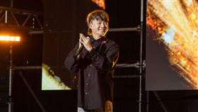 許富凱再展「師奶殺手」魅力狂電臺東長輩粉絲讓婆婆媽媽貼上來「左擁右抱」。（圖／台東縣政府社會處提供）