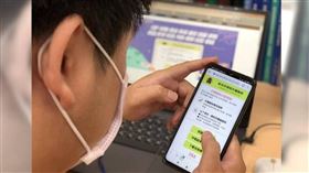 手機報稅示意圖。（示意圖／報系資料照）