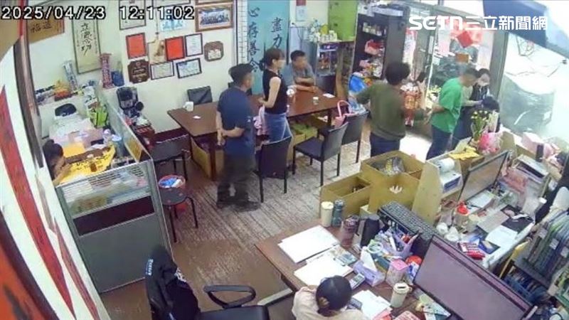 江和樹公布服務處監視器,表示協會人員來商談後,自己隨即通報動保處。(圖/台中市議員江和樹提供)