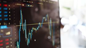 ▲台股在政策護航與新經濟產業帶動下，有望持續震盪向上。本週集中市場成交金額達1兆2,816億元，顯示資金活絡。（示意圖／PIXABAY）