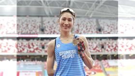 ▲「跨欄女神」羅佩琳在第85屆新加坡田徑公開賽女子400公尺跨欄奪下金牌。（圖／查爾斯運動行銷提供）