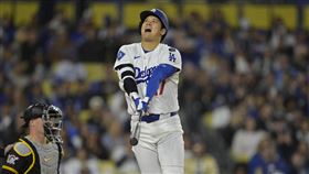 ▲大谷翔平揮空曲球遭到三振。（圖／路透社／達志影像）
