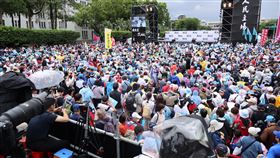 儘管天氣嚴峻，支持者仍穿著多樣雨具來到現場抗議。（圖／記者鄭孟晃攝）