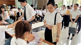 ▲考生們依序排隊進行報到。（圖／台灣虎航提供）空服員招募,空姐薪水