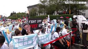 ▲426凱道,各式標語其主持人。（圖／翻攝畫面）