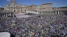方濟各喪禮於今日舉行，現場各國代表與信眾約14萬人齊聚致哀。（圖／美聯社／達志影像）