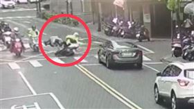 業男直接將行人給擊落，導致對方內出血送醫。（圖／警方提供）