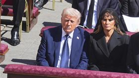 白宮指出，川普（左）與澤倫斯基在教宗喪禮前會面，且進行了一場談話。（圖／美聯社／達志影像）