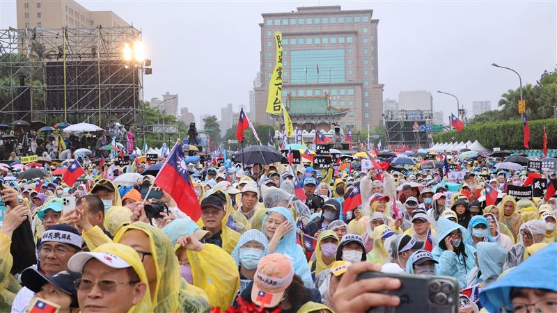 藍白凱道集結「反綠共」　苦苓：誰是國賊