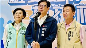 陳其邁受訪談藍白凱道集會國民黨26日下午在台北舉辦「反綠共戰獨裁」集會活動，高雄市長陳其邁（中）受訪時表示，在自己國家可以表達對總統或執政黨的批判，且又受到執政黨保護，藍營所謂的政治訴求，當然不攻自破。（高雄市政府提供）中央社記者蔡孟妤傳真  114年4月26日