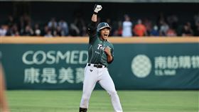 ▲王柏融敲出逆轉清壘長打。（圖／台鋼雄鷹提供） 
