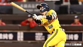 ▲中職36年例行賽，中信兄弟中外野手宋晟睿敲出二壘安打。（圖／記者劉彥池攝影）