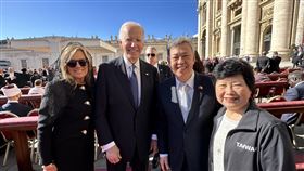 陳建仁出席教宗喪禮 與拜登互動前副總統陳建仁（右2）出席教宗方濟各喪禮，與美國前總統拜登（左2）等多位政要互動。（駐教廷大使館提供）中央社記者黃雅詩梵蒂岡傳真 114年4月26日