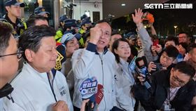  ▲國民黨主席朱立倫等人前往中正一分局自首。（圖／記者楊忠翰攝影）