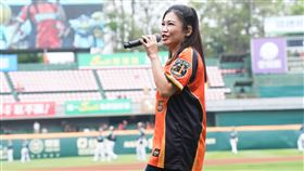 ▲黃妃替統一獅獻唱。（圖／統一獅提供） 