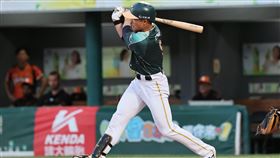 ▲台鋼雄鷹王柏融敲出逆轉清壘長打。（圖／台鋼雄鷹提供） 