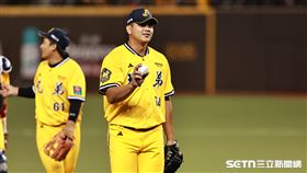 ▲中職36年例行賽，中信兄弟終結者黃恩賜把勝利球給先發投手黃博多。（圖／記者劉彥池攝影）