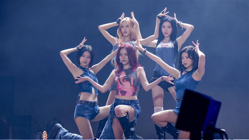 ITZY台下檢查粉絲桌布　喊：不要被我發現