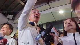 國民黨主席朱立倫結束後直奔中正一分局製作筆錄，大批支持者也前往警局聲援。（圖／CTWANT）