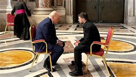 澤倫斯基在教宗方濟各喪禮的場邊與川普一對一會晤。（圖／美聯社／達志影像）