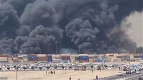 ▲伊朗南部阿巴斯的沙希德拉傑港4月26日發生大爆炸，從遠處可見到現場冒出大量濃煙。（圖／翻攝自X平台 @HananyaNaftali）