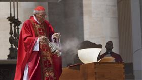 樞機主教團團長雷伊在教宗方濟各的靈柩祈福。（圖／美聯社／達志影像）
