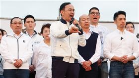 反綠共戰獨裁　朱立倫高呼520後罷免賴總統國民黨26日在凱道舉辦「反綠共戰獨裁」集會，黨主席朱立倫（前中）表示，總統賴清德就任只想消滅在野黨，國民黨反中共，也反綠共，520後立院要立刻提出罷免賴總統。2排右起為台北市長蔣萬安、立法院長韓國瑜；2排左起為新北市長侯友宜、台中市長盧秀燕。中央社記者張新偉攝　114年4月26日