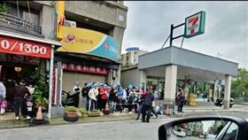 ▲林志潔爆426凱道這群外籍青年，26日中午在新竹市南大路彩券行前集合上車。（圖／翻攝自林志潔臉書）

