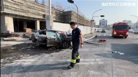 車輛自撞後起火燃燒。（圖／翻攝畫面）