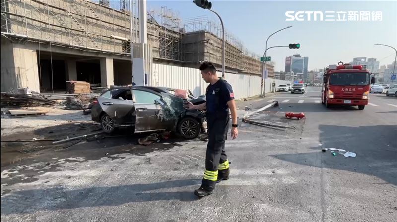 車輛自撞後起火燃燒。(圖/翻攝畫面)