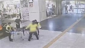 警方獲報後趕抵，將昏迷的廖男送醫搶救。（圖／翻攝畫面）