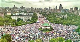 朱立倫昨天傍晚在臉書發文說，超過25萬人上街頭，這只是一個起點，因為我們最終要罷免賴清德！（圖／翻攝自朱立倫臉書）