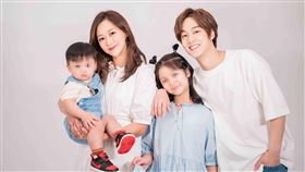 那對夫妻拍全家福（圖／本人提供）