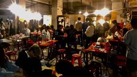 屏東東港漁會知名生魚片攤深夜人潮爆滿。（圖／翻攝自臉書）