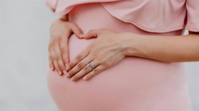 印尼一名孕婦生產時,嬰兒頭身分離。(示意圖/翻攝自unsplash)