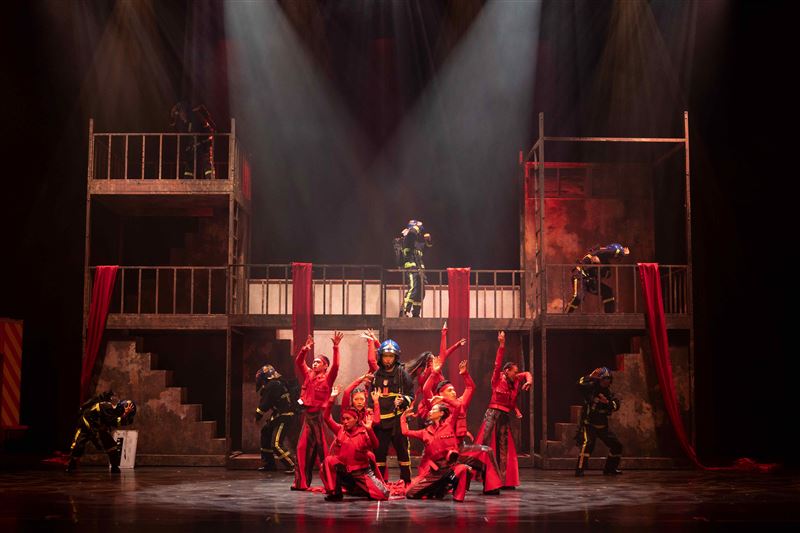 楊大正(中)最初因是「滅火器」主唱而受邀出演,演技與歌聲皆十分貼合角色。(圖/故事工廠提供)