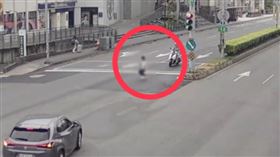 洪女隨意橫越馬路，不幸被機車撞成粉碎性骨折。（圖／翻攝畫面）