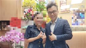 四叉貓貼出這名老闆娘跟立委鄭正鈐的合照，引發討論。（圖／翻攝自四叉貓臉書）