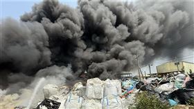 雲林土庫某回收廠噴火舌！濃濃黑煙竄天際