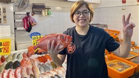 新龜吼漁夫市集正式開幕，漁船現撈生鮮漁產受民眾歡迎。（圖／新北市漁業處提供） 