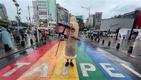 ▲巨型保險套「洨保貝」現身西門町。（圖／原創娛樂提供） 